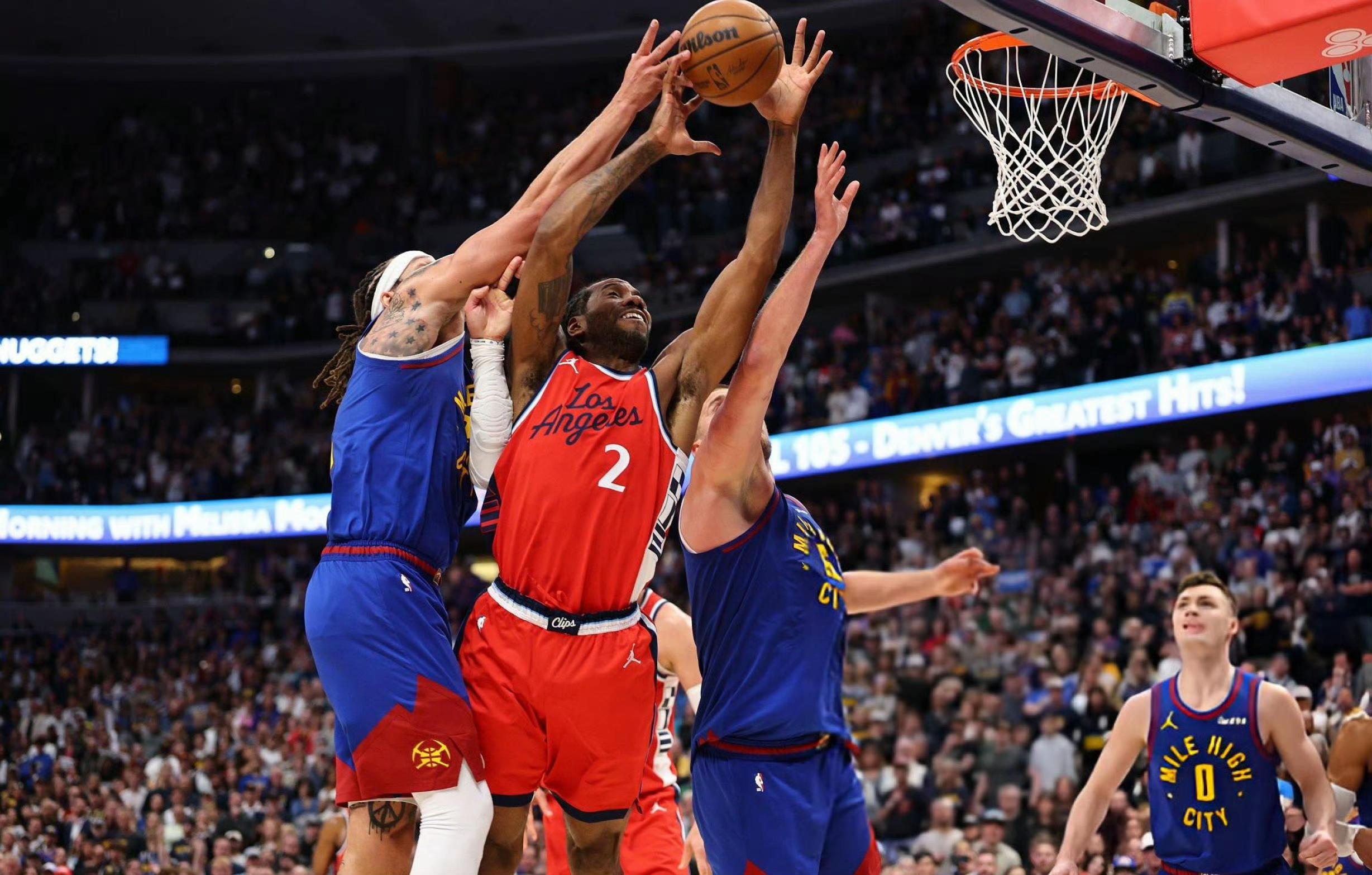 NBA季后赛次轮比赛激烈进行