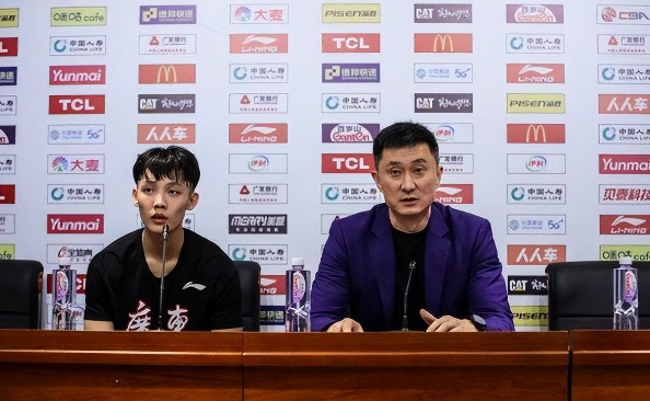 情热角逐依旧激烈，球员奋力拼搏争取胜利的简单介绍