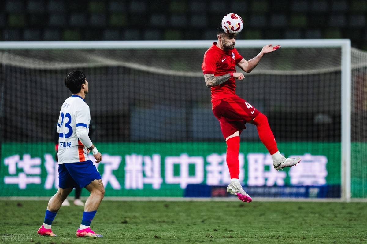 防守阵容严密，足球场上不漏破绽