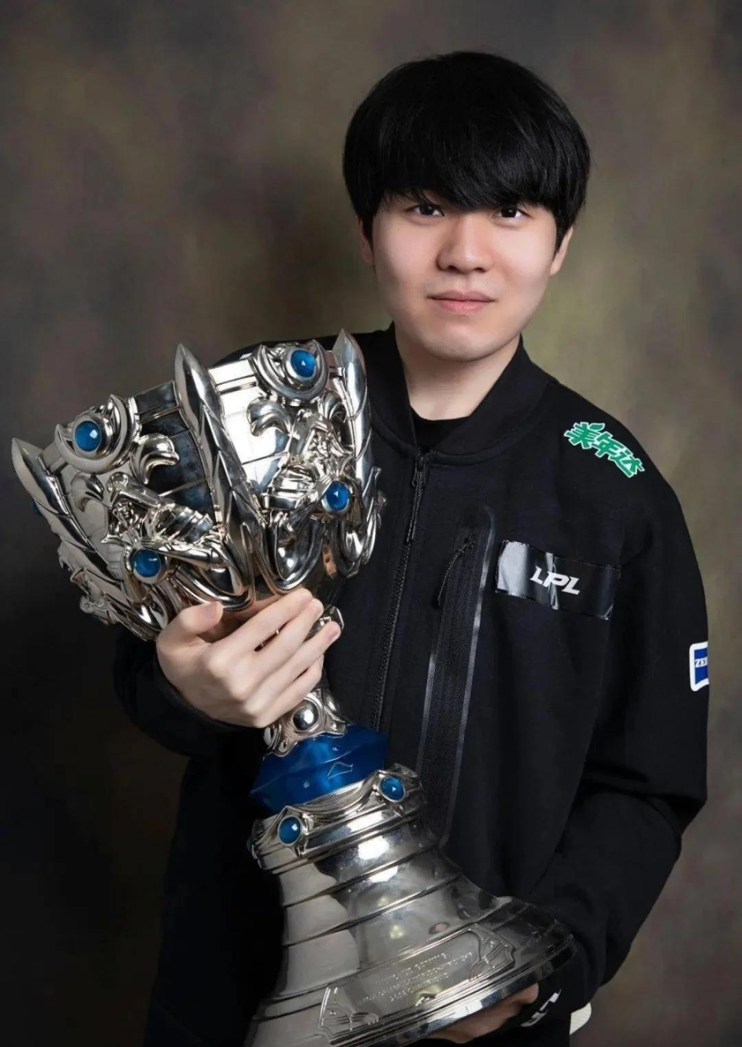 关于WBG力克TSM，Chovy极限生还后反打激烈交锋小组赛，锁定晋级资格的信息